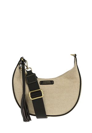 Sac d'épaule en tissu beige en forme de croissant avec une sangle réglable en cuir noir et un pompon, avec une étiquette "Loxwood Le Cabas Parisien".