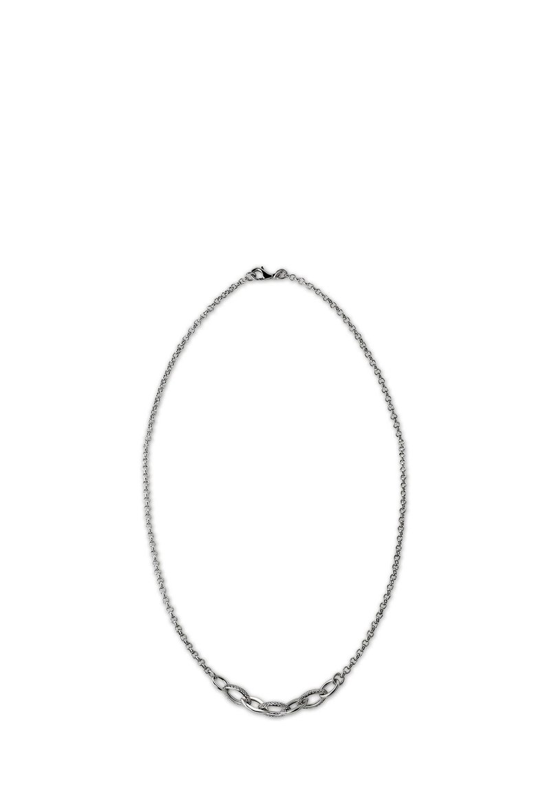 Collier en argent avec des maillons ovales texturés centré sur une fine chaîne câblée, doté d'une fermeture à mousqueton.