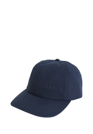 Granatowa bawełniana czapka z daszkiem z zakrzywionym rondem, regulowanym paskiem i wytłoczonym logo z przodu. Gładka faktura i usztywniona konstrukcja.