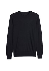 Pull noir à col rond en maille douce. Comprend des manches longues ainsi que des poignets et un ourlet côtelés, offrant une texture lisse.
