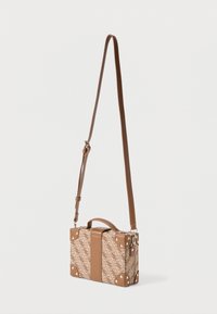 Hnedá kabelka s očarujúcim vzorom a štruktúrovaným dizajnom, vybavená horným úchopom, nastaviteľným popruhom a zlatými kovovými detailmi.