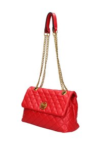 Borsa a tracolla rossa trapuntata con una catena dorata, chiusura a patta e un dettaglio circolare con logo sul davanti. Texture liscia.