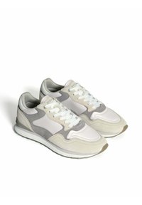 Zapatillas blancas y gris claro con detalles de ante y malla, puntera redonda, cordones ligeros y suela acolchada. Textura suave con acentos mínimos.