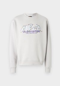 Jasnoszara bluza z ribbowanymi mankietami i dolnym brzegiem, z wielokolorowym nadrukiem graficznym z napisem "ALPHA STUDIO EDITION" z przodu.