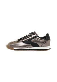 Zapatilla metálica bronce con panel lateral negro, cordones negros, mediotuela blanca y suela texturizada marrón, vista desde el lado exterior.