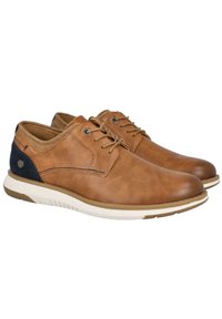 Zapatos de cuero marrón con una textura suave, diseño de cordones y acento en azul marino contrastante en el talón. Suela de goma blanca con ranuras.