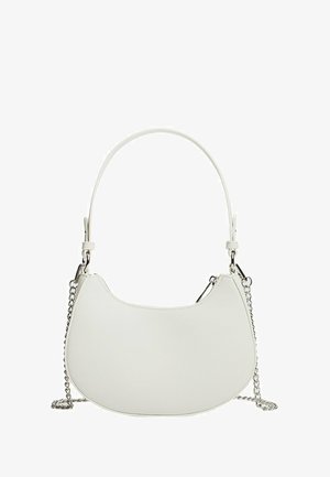 Borsa sintetica bianca con forma curva, dotata di tracolla a catena e design minimalista. Texture liscia con accenti in metallo argentato.