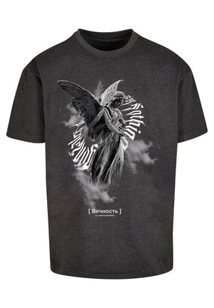 Dunkelgraues Baumwoll-T-Shirt mit einem zentralen schwarz-weißen Motiv eines Engels, umgeben von stilisierten Texten und Wolkenmustern.