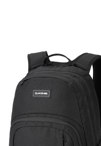 Czarna plecak z regulowanymi ramiączkami, wyściełanym tyłem, przednią kieszenią na zamek i naszywką z logo. Wykonany z teksturowanej tkaniny, z górnym uchwytem do noszenia.