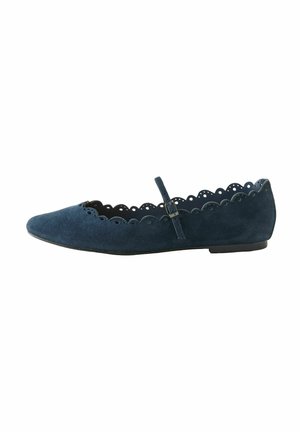 Ballerines en daim bleu marine avec des bords festonnés, une sangle sur le pied et un bout arrondi, dotées d'une semelle plate basse.