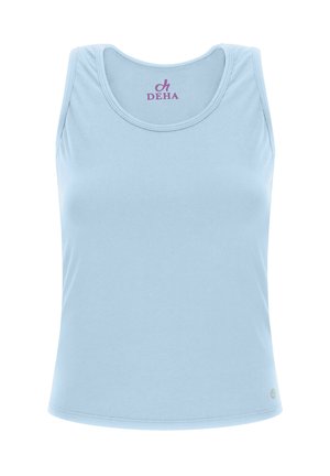 Top azul claro sin mangas hecho de tela suave. Presenta un escote redondeado y un diseño sin mangas. Logo 'DEHA' en púrpura en el cuello.
