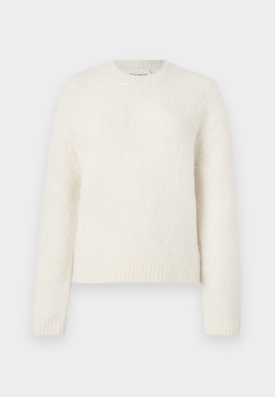 Biely sveter s dlhými rukávmi v mäkkej, chlpaté textúre s okrúhlym výstrihom a rebrovanými manžetami a lemom. Jednoduchý, nenápadný dizajn.