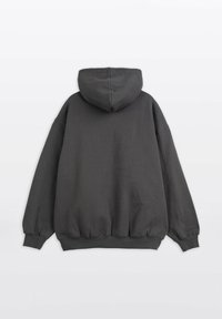 Szary, oversize hoodie z kapturem na sznurki, ściągaczami u rękawów i u dołu, wykonany z miękkiego materiału o gładkiej teksturze.