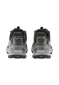 Schwarze und graue Wanderschuhe mit strukturiertem Stoff, gepolstertem Kragen und profillaufsohle aus Gummi. Mit dezenter Markenkennzeichnung an der Ferse.