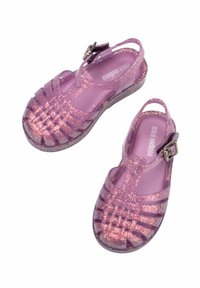 Sandali glitter viola realizzati in materiale flessibile, con un design a fascia, punta rotonda e chiusura con fibbia sul cinturino alla caviglia.