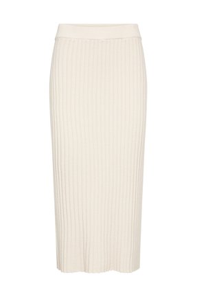 Hüftlange cremefarbene Ripprock mit einem eng anliegenden Taillenbund, der vertikale Textur und einen dezent ausgestellten Saum aufweist.