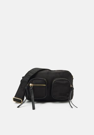 Sac bandoulière rectangulaire noir avec deux poches avant à fermeture éclair et une sangle large en tissu ajustable avec des ferrures dorées.