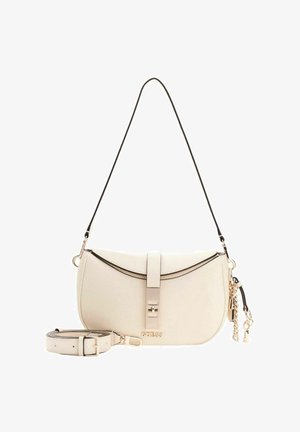 Sac bandoulière en cuir blanc avec une forme incurvée, bordure noire, ferrures argentées et bandoulière amovible. Présente des accents décoratifs en chaîne.