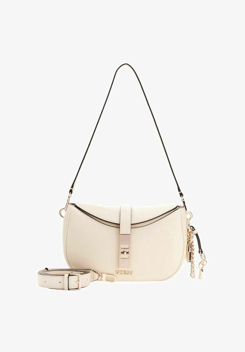 Sac bandoulière en cuir blanc avec une forme incurvée, bordure noire, ferrures argentées et bandoulière amovible. Présente des accents décoratifs en chaîne.