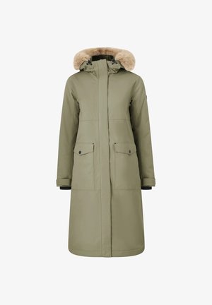 Parka de color verde oliva con capucha forrada de piel sintética, dos bolsillos frontales y un diseño de longitud media. Presenta un corte recto y sencillos detalles de botones.
