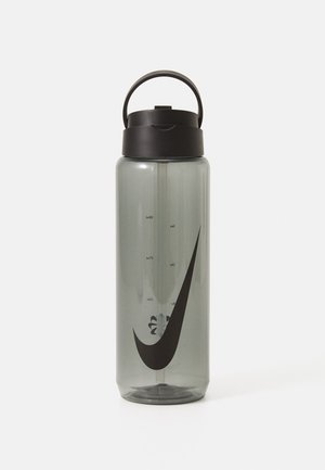 Gennemsigtig plastvandflaske med sort låg og håndtag, prydet med et sort Nike-logo og måleskalaer på siden.