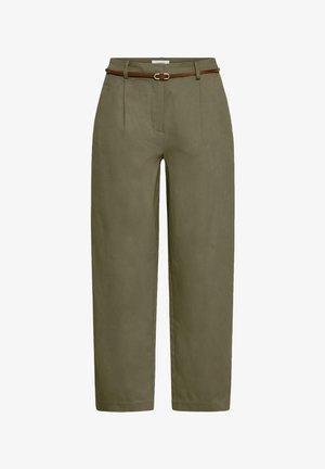 Pantaloni kaki cu talie înaltă, cu pliuri și o curea subțire maro, având picioare drepte și închidere frontală.