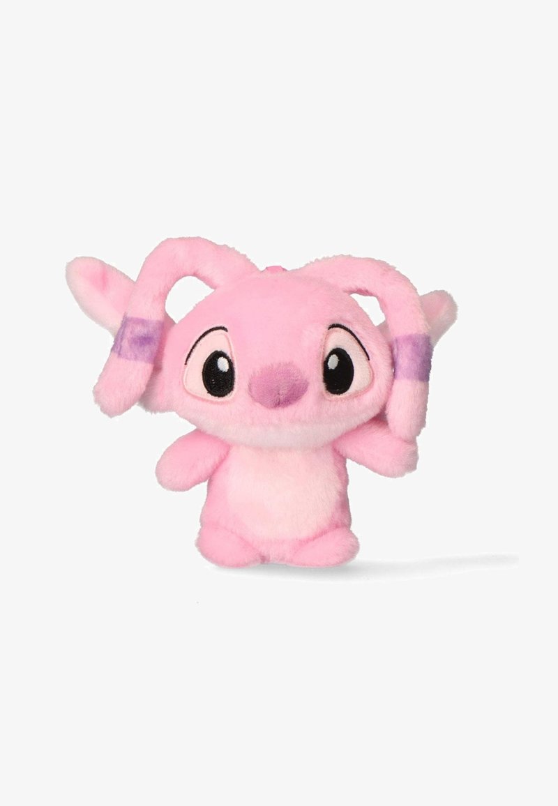 Petit jouet en peluche rose avec de grands yeux noirs et blancs, des oreilles tombantes avec des bandes violettes et un corps arrondi, debout sur un fond blanc.