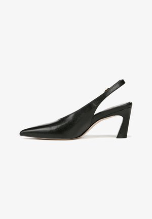Chaussure à talon bloc noir en cuir avec un bout pointu et un talon de hauteur intermédiaire. Elle présente une texture lisse et un design minimaliste.