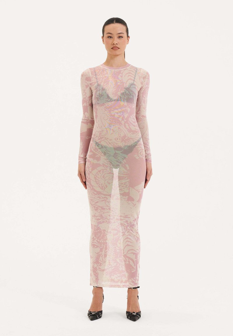 Dlouhé, přiléhavé šaty z průhledné, lehké tkaniny s růžovým květinovým vzorem. Vysoký límec, dlouhé rukávy, délka až k podlaze, zkombinované s černými podpatky.