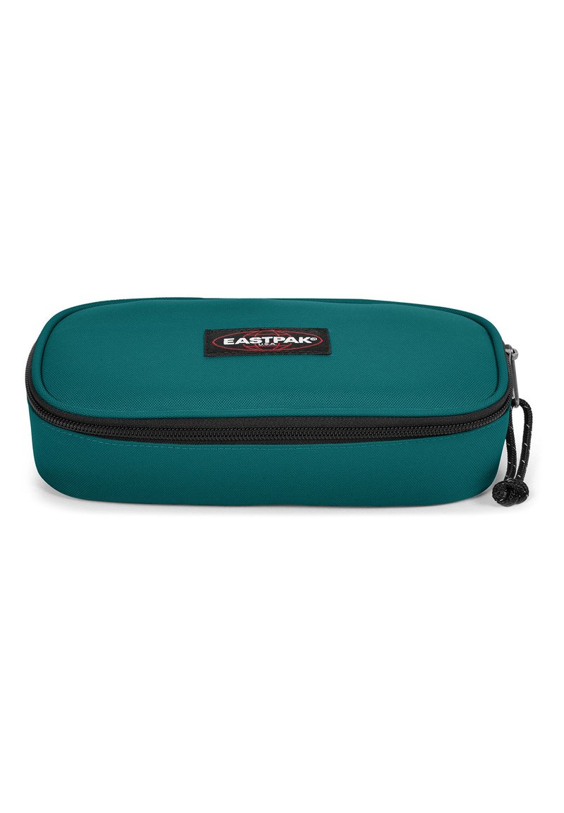 Astuccio teal di forma rettangolare, realizzato in tessuto resistente. Presenta una cerniera nera e una patch con il logo Eastpak sul davanti.