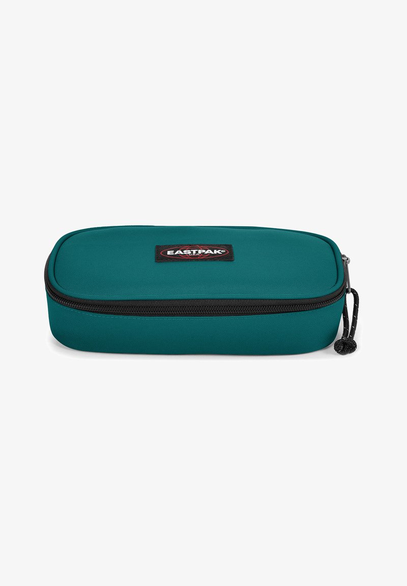 Estuche de lápices en color verde azulado con forma rectangular, hecho de una tela duradera. Presenta un cierre negro y un parche con el logo de Eastpak en la parte frontal.