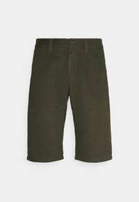 Shorts vert olive en tissu texturé. Présente une fermeture à bouton et des passants de ceinture. Coupe droite avec des ourlets finis à la hauteur des genoux.
