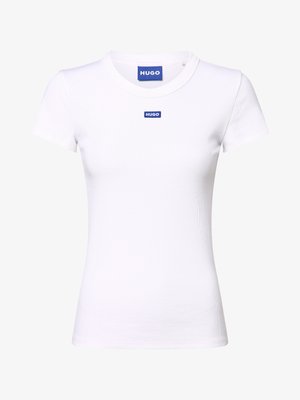 White fitted t-shirt made of ribbed fabric, featuring a round neckline and a small blue "HUGO" logo on the chest. Short sleeves.