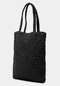 Černá tkaná taška vyrobená z texturovaného materiálu, se dvěma uchy a geometrickým vzorem na povrchu. Tvarována pro všestranné použití.