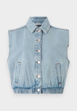 Lys blå denim ermeløs jakke med knapping foran, krage og elastisk hem. Har to sidelommer og sølvfarge knappdetaljer.