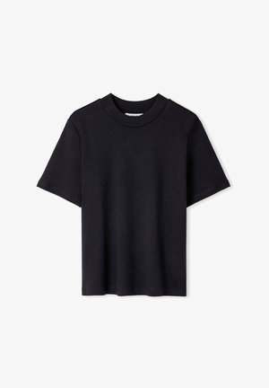 T-shirt nera a maniche corte realizzata in tessuto morbido. Presenta un collo rotondo e un design rilassato, con orli cuciti e senza ulteriori dettagli.