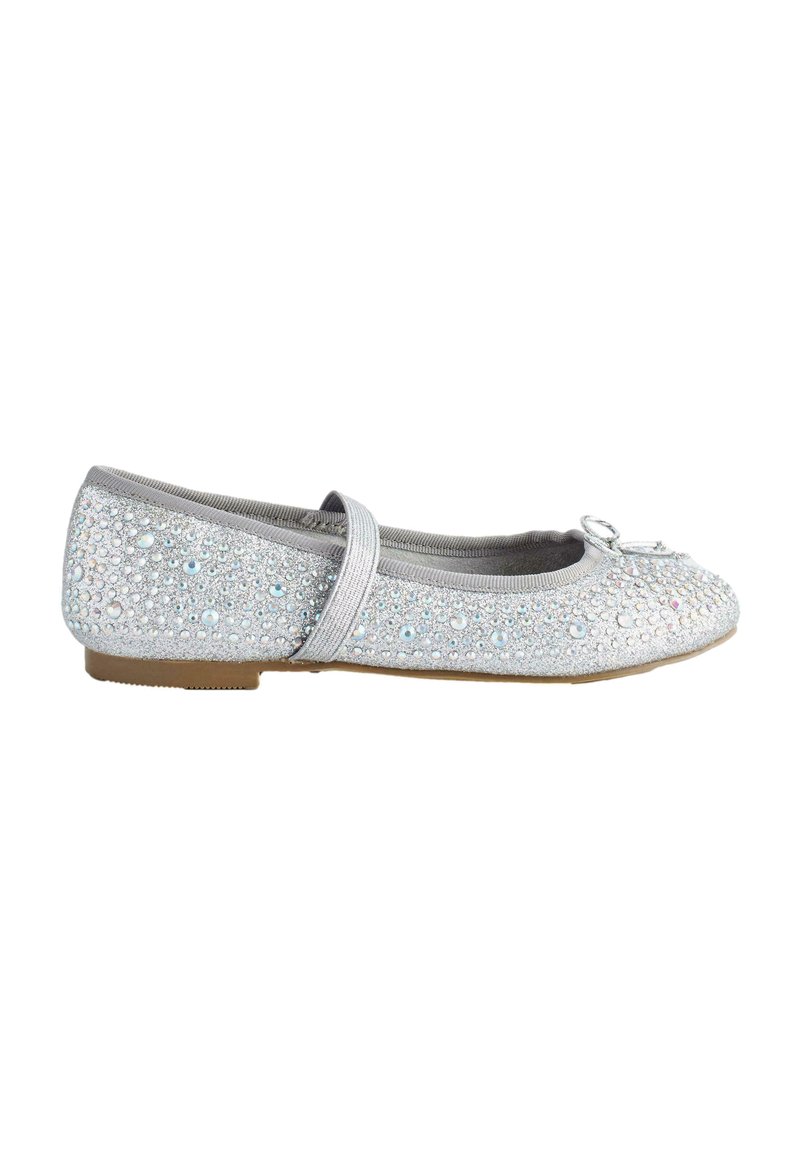 Bailarinas plateadas con un upper suave y brillante adornado con rhinestones iridiscentes, que cuentan con una correa en el empeine y una suela plana.