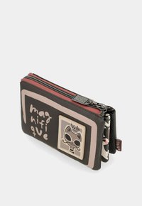 Portafoglio in pelle nera con un design rosa e beige, caratterizzato da una toppa di un gatto cartoon e una chiusura con zip. L'interno presenta una fodera a motivo.