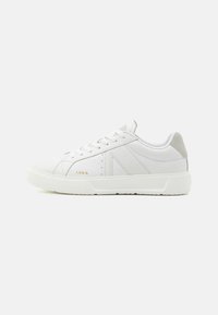 Witte leren sneakers met een gestructureerde zool, minimalistisch ontwerp, gouden logo accent en lichtgrijze hiel detail.