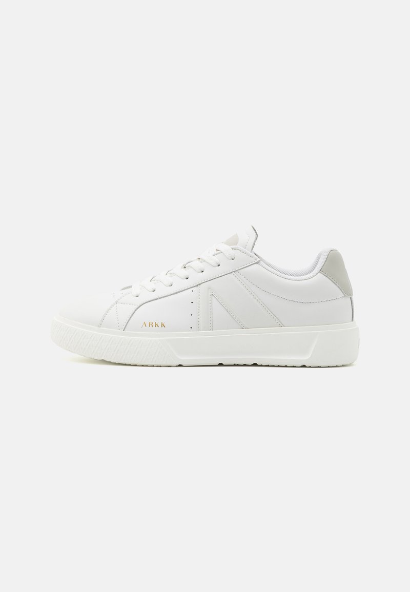 Witte leren sneakers met een gestructureerde zool, minimalistisch ontwerp, gouden logo accent en lichtgrijze hiel detail.