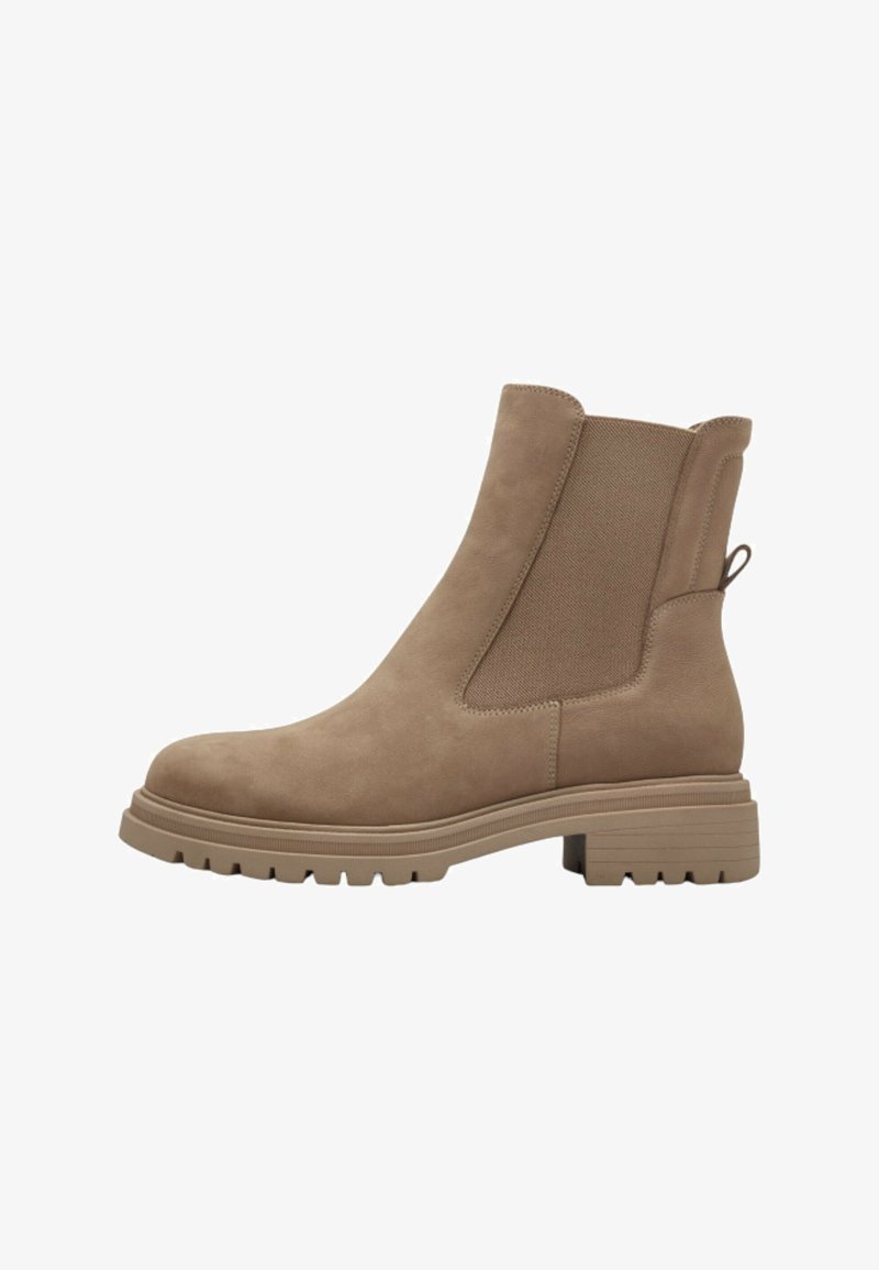 Bottine Chelsea en daim couleur beige avec panneaux latéraux élastiques, languette à l'arrière et semelle épaisse crantée avec petit talon bloc.