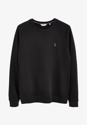 Sweat-shirt noir à manches longues avec col rond, poignets et ourlet côtelés, arborant un petit logo cerf brodé sur le côté gauche de la poitrine.