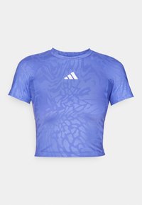 Lilla trening T-skjorte med kort erme, med et teksturert mønster og en hvit logo på brystet. Har rund hals og tettsittende design.