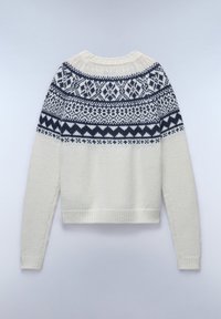Witte trui met een ronde hals, voorzien van een marineblauw Fair Isle-patroon rondom het bovenste gedeelte en een gestructureerde breiwerk op het lichaam en de mouwen.