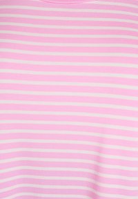 Lyserød stof med jævnt fordelte tynde hvide vandret striber og en glat tekstur.