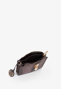 Clutch in suede grigio con hardware in tonalità dorata, dotato di due scomparti con zip e una tracolla removibile, impreziosito da un medaglione con logo.