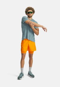 Under Armour LAUNCH - 2-i-1-shorts - squad orange