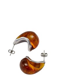 Amberkleurige hars oorbellen met zilveren metalen accenten, gevormd als vloeiende tranen, met een gebogen ontwerp en een post sluiting.