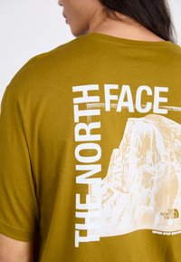The North Face MENS TEE RELAXED HALF DOME - T-shirt estampada - moss green