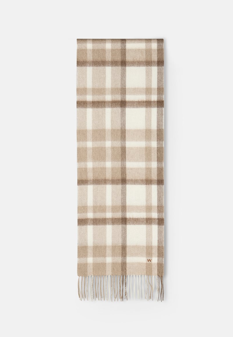 Écharpe à motifs carrés beige et crème en tissu doux, avec des bords frangés et un logo discret dans le coin inférieur.